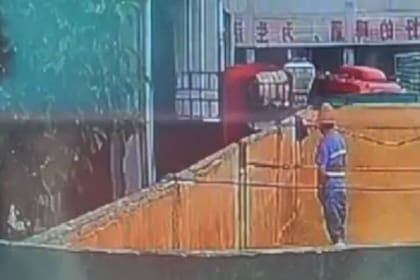 Un empleado de una cervecería china orinó en una barrica