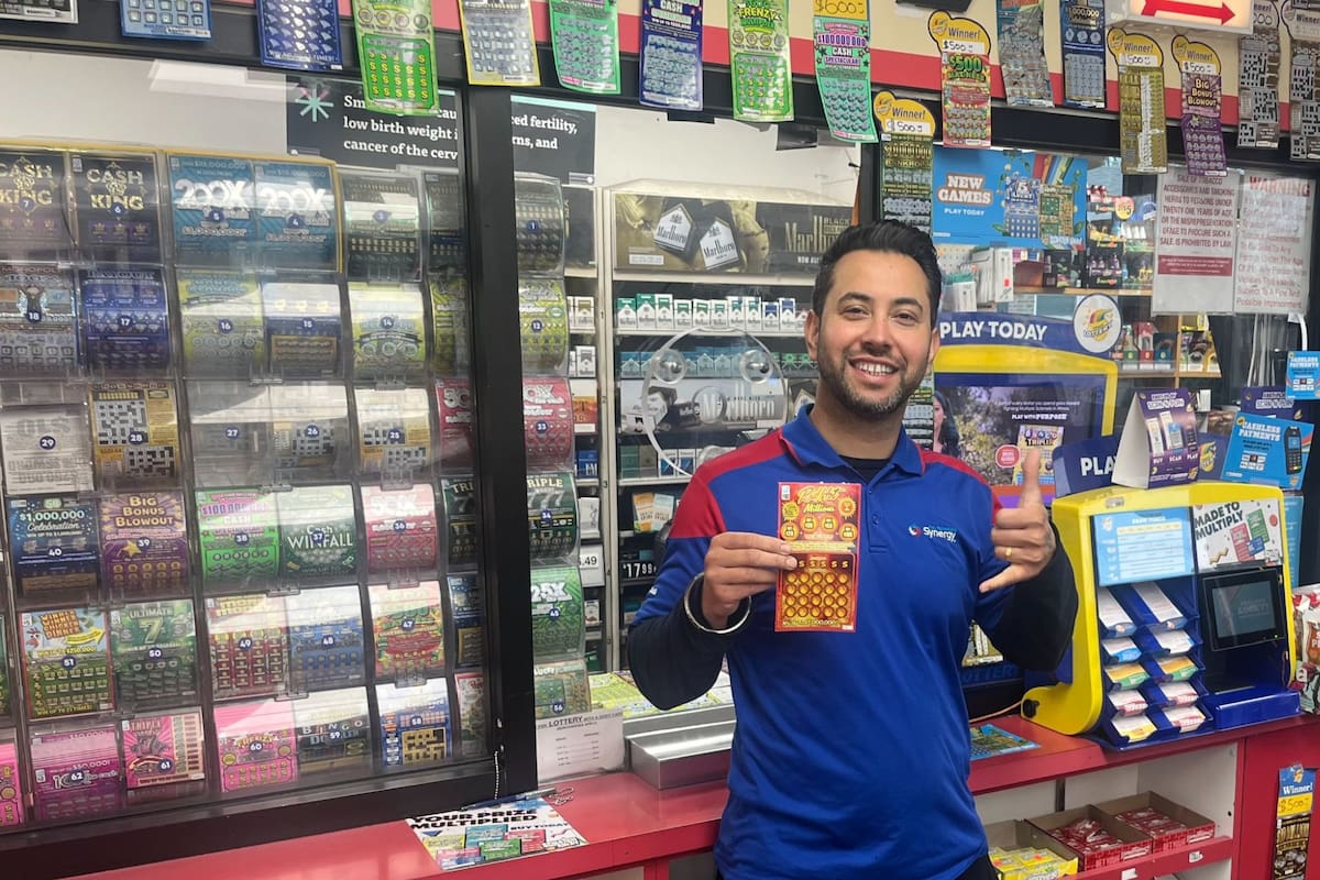 Un empleado de una gasolinera ayudó a un jugador de lotería a encontrar el ticket ganador