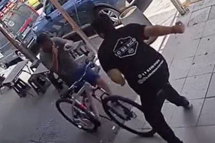 Un empleado de una hamburguesería frustró el robo de una bicicleta tras propinarle una trompada al ladrón en plena huida en Lanús
