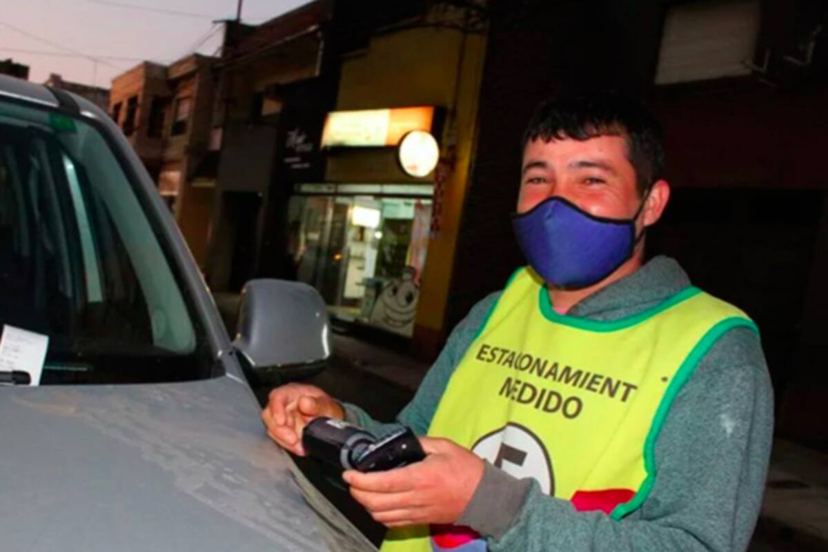 Un empleado del estacionamiento medido de la ciudad de Corrientes devolvió un cheque por dos millones de pesos. Tras encontrar al dueño, le pidió ayuda con alimentos, pero le dejó 300 pesos y se fue
