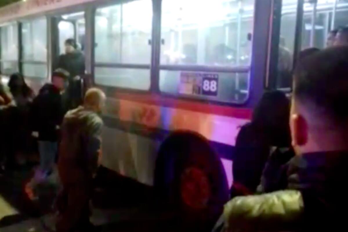 Un empleado del Servicio Penitenciario disparó a bordo de un colectivo de la línea 88