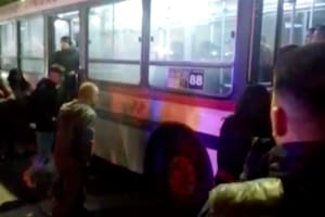 Un empleado del Servicio Penitenciario disparó a bordo de un colectivo de la línea 88
