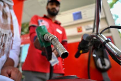 Un empleado llena el tanque de una motocicleta en una gasolinera de Islamabad el 25 de abril de 2026, en medio de un aumento de precios debido a las interrupciones en el suministro de energía provocadas por la guerra