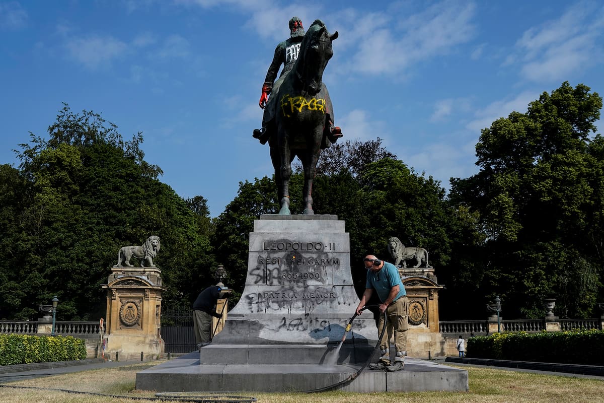 Un empleado municipal limpia la estatua desfigurada del rey Leopoldo II de Bélgica en Bruselas el 10 de junio de 2020