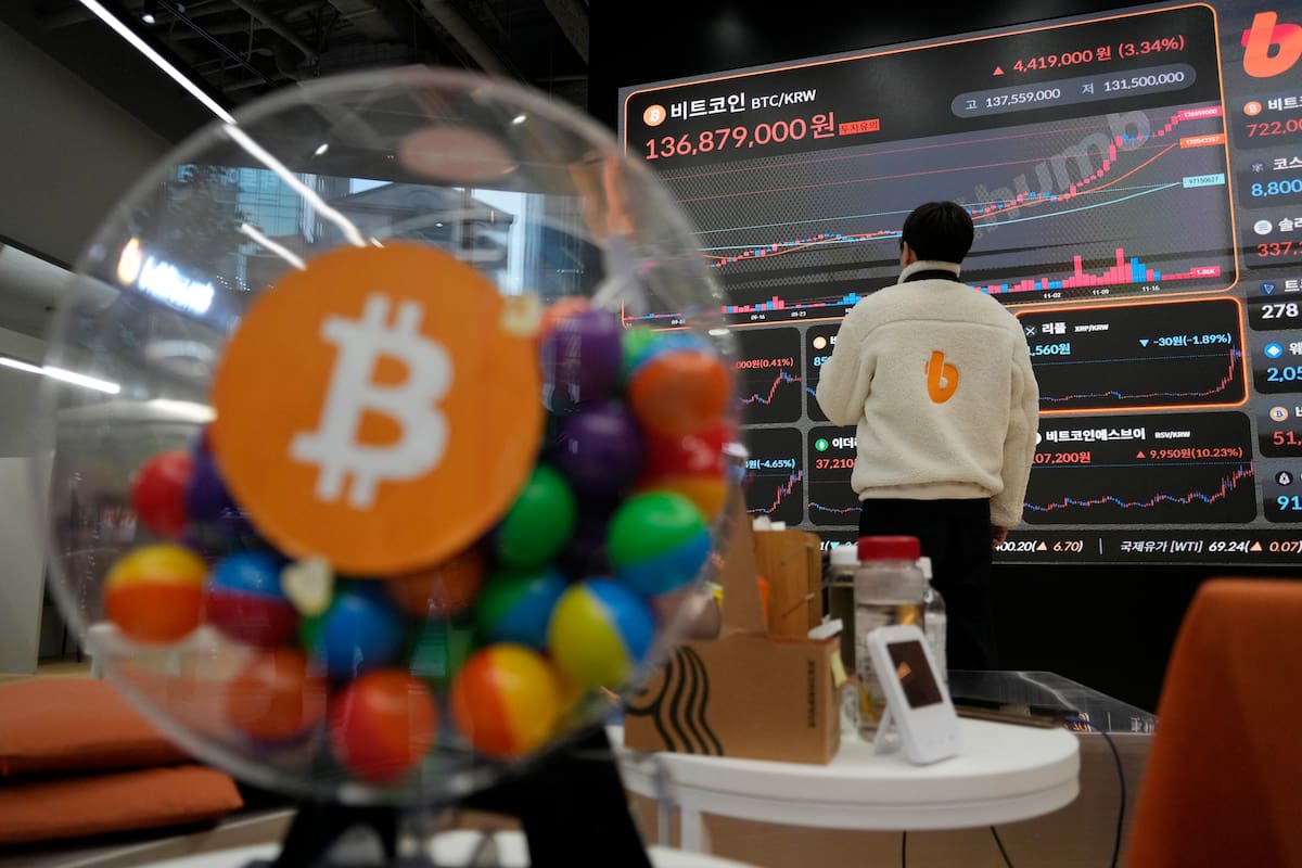 Un empleado observa un cartel electrónico con los precios del bitcoin y otras criptomonedas en la sala de descanso del mercado de criptomonedas de Bithumb en Seúl, Corea del Sur, el jueves 21 de noviembre de 2024. (AP Foto/Ahn Young-joon)