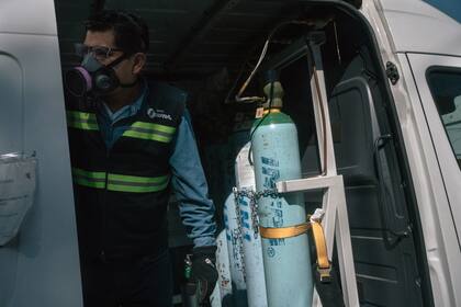 Un empleado rellena los tanques con oxígeno como servicio gratuito ofrecido por el gobierno de Iztapalapa en Ciudad de México. En los últimos dos meses, la demanda global de oxígeno medicinal se ha triplicado