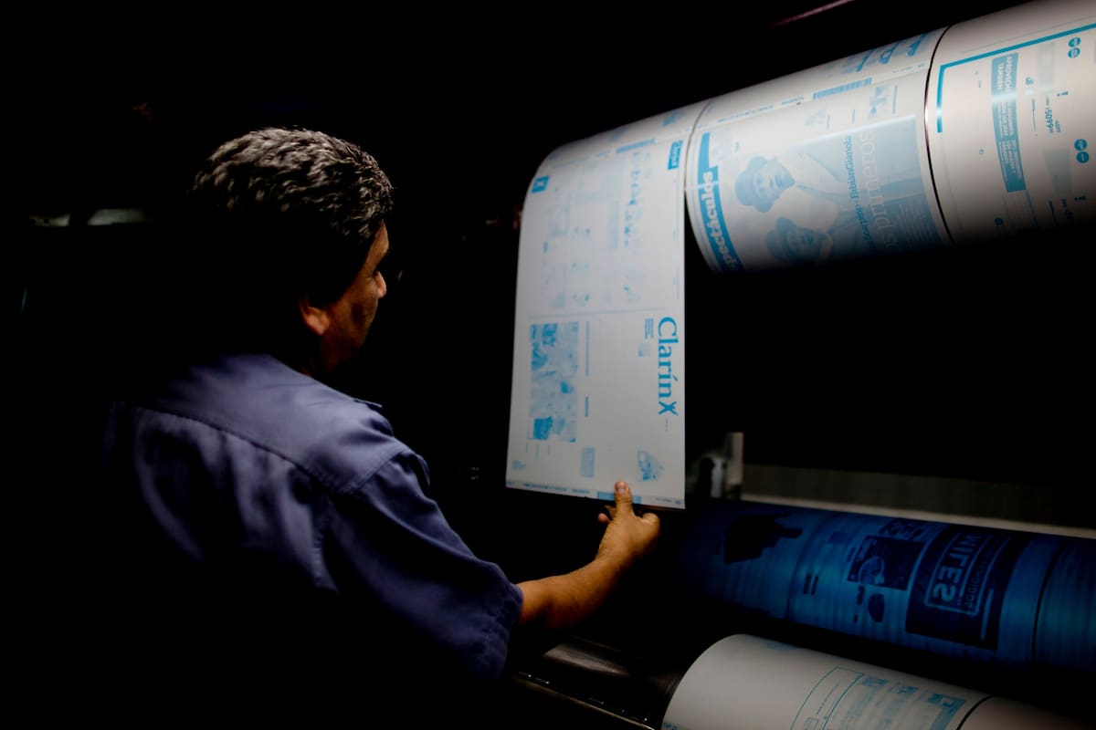 Un empleado revisa una placa de aluminio con la impresión del diario Clarín durante el proceso de imprenta en la planta de producción del Grupo Clarín donde se imprimen Clarín, Olé y La Razón en Buenos Aires, Argentina