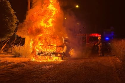 Un empresario pesquero denunció que un gremio le prendió fuego a la camioneta que estaba estacionada frente a su casa