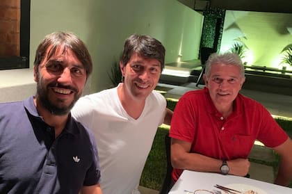 Reencuentro de Garnero y su ayudante, Rambert, con Burruchaga en Asunción, en 2019.