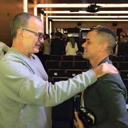 Un encuentro de Andrés D'Alessandro con Marcelo Bielsa, en una charla que el entrenador ofreció en Río de Janeiro