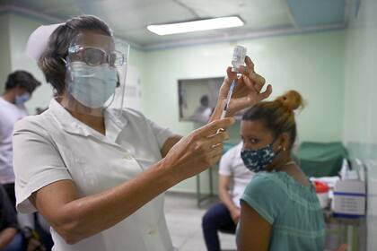 Un enfermera aplica la vacuna cubana Abdala en un hospital de Cienfuegos, Cuba