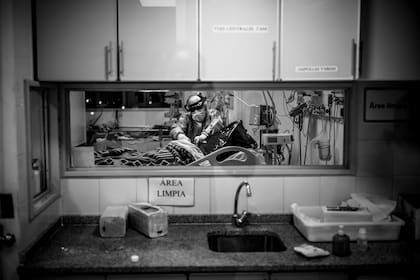 Un enfermero cubre el cuerpo de una persona fallecida en la terapia intensiva Covid del hospital Posadas