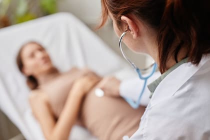 Un enfoque integral incluye la prevención primaria –con vacunación, educación sexual integral y uso de preservativo– y secundaria, que se basa en chequeos de rutina como el Papanicolaou (PAP) y el test de VPH.