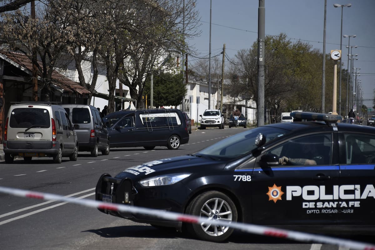 Un enfrentamiento entre bandas narcos se produjo hoy al mediodia frente al cementerio la piedad de Rosario, cuando un grupo de gente asistia al entierro de un familiar muerto en un tiroteo anterior. Hay un joven herido grave.