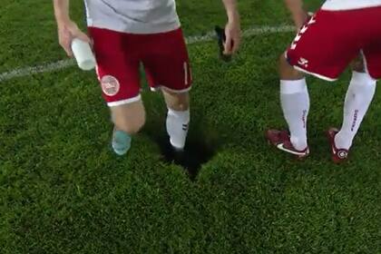 Un enorme agujero apareció en medio de un partido de la Nations League
