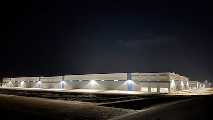 Un enorme almacén de 76.800 metros cuadrados (826.780 pies cuadrados) se encuentra iluminado el 12 de febrero de 2026 en Socorro, un suburbio de El Paso, Texas. El almacén fue adquirido recientemente por el Departamento de Seguridad Nacional por 122,8 millones de dólares. (AP Foto/Morgan Lee)