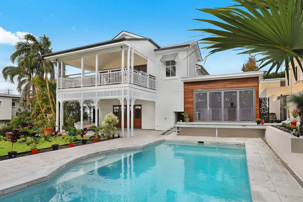 Un enorme caimán sorprendió a los dueños de una casa de Florida al sumergirse en su piscina