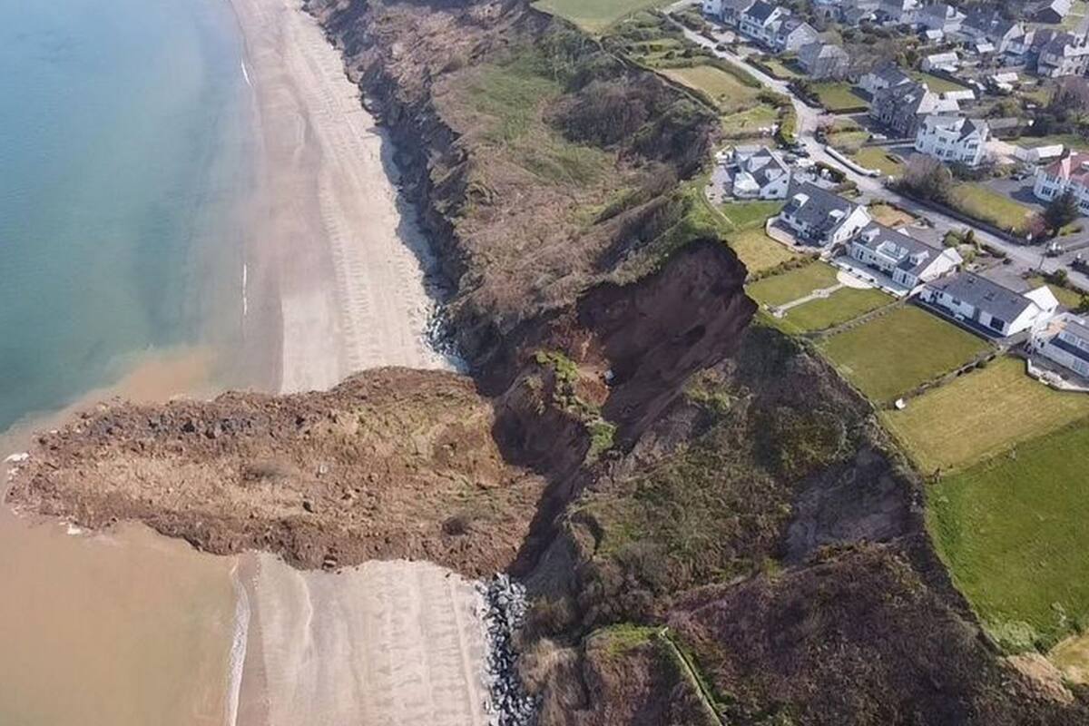 Un enorme deslizamiento de tierra se derrumbó sobre una playa vacía que apenas unas horas se encontraba repleta de gente que había acudido para descansar en la orilla del mar