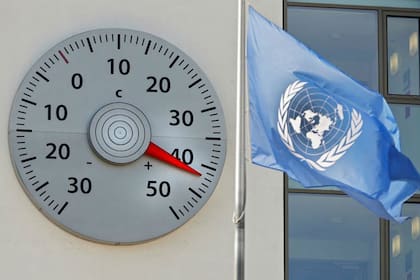 Un enorme termómetro montado en una pared de la sede de la Convención de las Naciones Unidas sobre el Cambio Climático (CMNUCC) muestra una temperatura de 42 grados centígrados en Bonn, Alemania