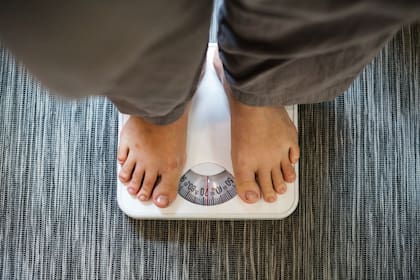 Un ensayo aleatorio de más de 3000 personas mostró que el peso fluctúa, en promedio, un 0,35% dentro de cada semana (Archivo)