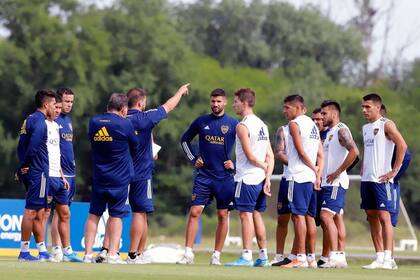 Un entrenamiento de Boca en el predio de Ezeiza, donde también el club xeneize haría su burbuja sanitaria para afrontar sus compromisos de la Copa Libertadores.
