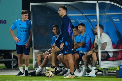 Un entrenamiento de la selección Argentina en la Universidad de Doha sin pistas para Francia y con el Kun Agüero como invitado