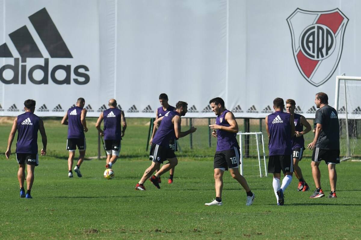 Un entrenamiento de River en Ezeiza: los casi 6 mil contagios en un día y más de 100 muertos por coronavirus dificultan que el plan para volver a las prácticas el 10 de agosto pueda cumplirse.