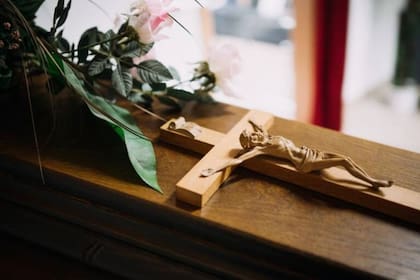 Un episodio insólito conmocionó a la localidad de Villa Carmela, provincia de Tucumán, cuando un joven de 22 años irrumpió en su propio velorio al grito de “¡estoy vivo!“