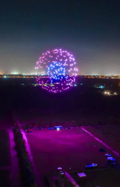 Un equipo completo se encarga de instalar los drones a una distancia precisa entre sí antes de cada exhibición