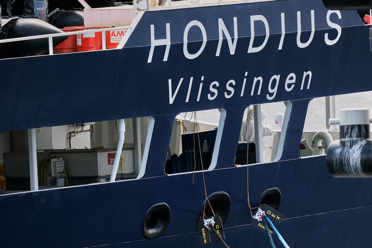 Un equipo con ropa protectora trabaja en el crucero MV Hondius tras su llegada al puerto de Rotterdam, Holanda, el lunes 18 de mayo