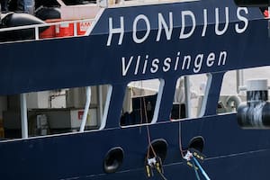 El crucero que sufrió el hantavirus viaja al Ártico cargado con empleados