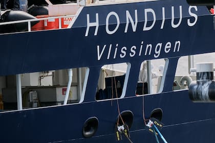 Un equipo con ropa protectora trabaja en el crucero MV Hondius tras su llegada al puerto de Rotterdam, Holanda, el lunes 18 de mayo de 2026 (AP Foto/Patrick Post)