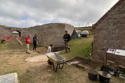 Un equipo de arqueólogos encontró un búnker alemán de la Segunda Guerra Mundial construido dentro de los restos de una torre romana