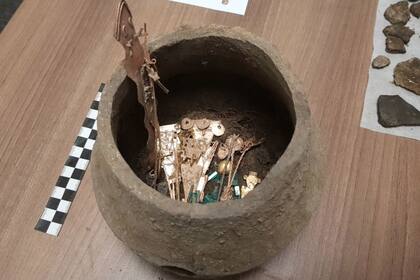Un equipo de arqueólogos halló ocho jarras de cerámica dentro de un templo de Colombia y de las tumbas adyacentes, que contenían una gran cantidad de figuras metálicas y esmeraldas
