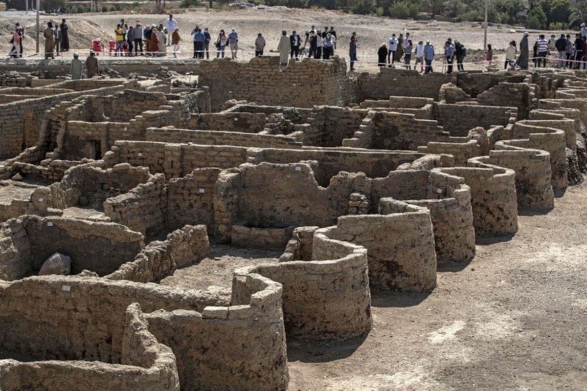 Un equipo de arqueólogos reveló uno de los descubrimientos más fascinante de las últimas décadas: la ciudad más antigua de Egipto que permaneció oculta bajo las arenas de Luxor durante 3000 años