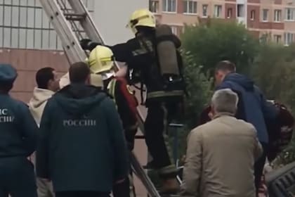 Un equipo de bomberos acudió al lugar y salvó a la pequeña