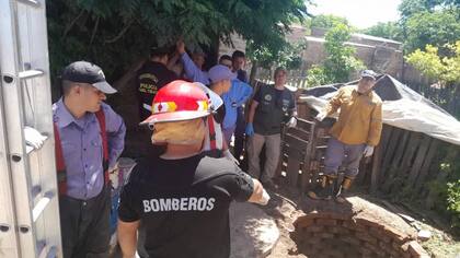 Un equipo de bomberos fue el encargado de destapar el pozo negro en la vivienda de Salvatierra