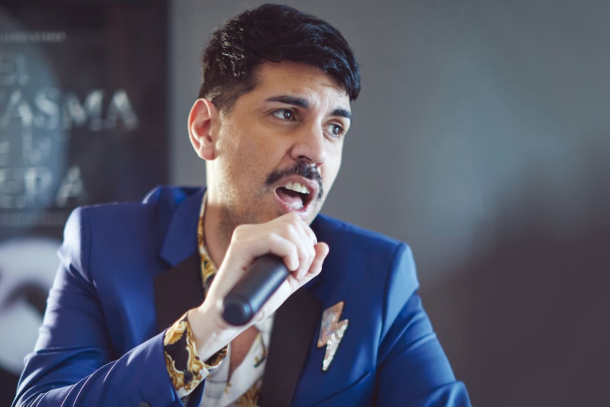 Un equipo de coaches enseña el métier de vocalizar e interpretar a celebridades que suelen tener más voluntad que afinación, al mismo tiempo que deja el detrás de escena de programas como el Cantando 2020 para ganar protagonismo