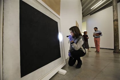 Un equipo de conservadores chequeaba ayer el estado de las obras tras el viaje