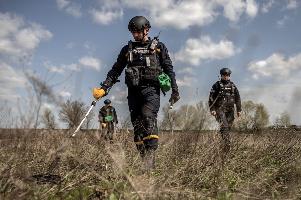 Un equipo de desminado limpia un campo en Makariv, Ucrania, una zona cerca de Kiev que estuvo ocupada por fuerzas rusas durante los primeros meses de la guerra, el 21 de abril de 2023.