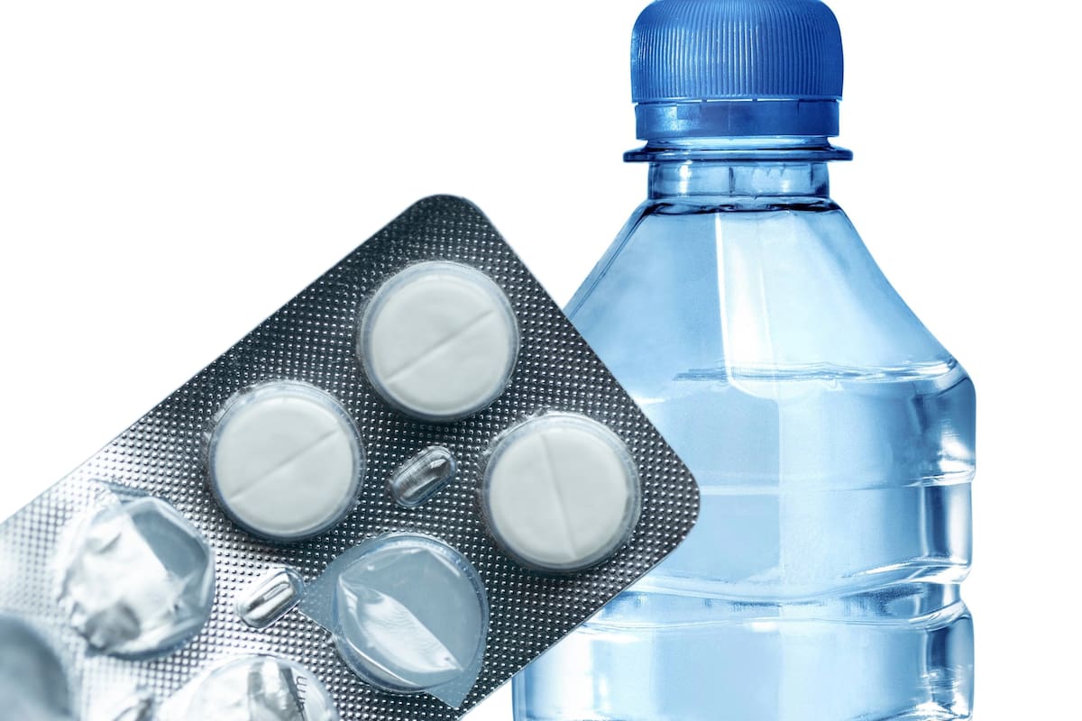 Un equipo de investigación de Reino Unido ha transformado una bacteria para que produzca este analgésico y antipirético a partir del plástico de botellas desechadas. Este proceso no emite gases de efecto invernadero y su producción resulta más sostenible que la habitual, que utiliza combustibles fósiles