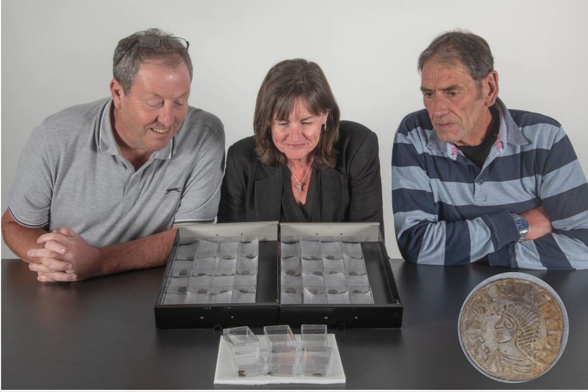 Un equipo de investigadores con detectores de metales encontraron en la Isla de Man un tesoro de monedas de plata de la época vikinga (Manx National Heritage)