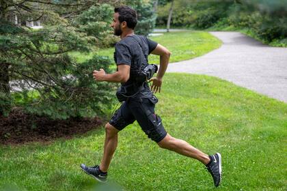 Un equipo de investigadores ha desarrollado un dispositivo capaz de adaptarse a la marcha de su dueño, para así reducir el coste metabólico que conlleva la locomoción. Esta ventaja, equivalente a cargar con hasta 7 kg menos de peso, podría ser de gran ayuda para profesiones que implican una gran act