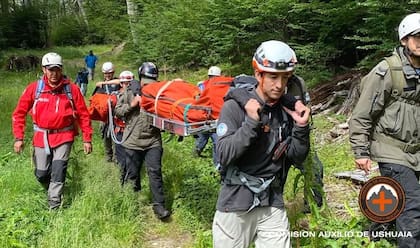 Un equipo de la Comisión de Auxilio traslada a un herido en zona de bosque, en operativos que pueden demandar varias horas y alta logística