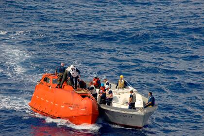 Un equipo de la marina de los Estados Unidos remolca el bote salvavidas del Maersk Alabama para ser procesado como evidencia luego del exitoso rescate del Capitán Phillips