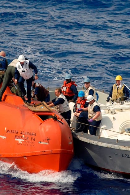 Un equipo de la marina de los Estados Unidos remolca el bote salvavidas del Maersk Alabama para ser procesado como evidencia luego del exitoso rescate del Capitán Phillips
