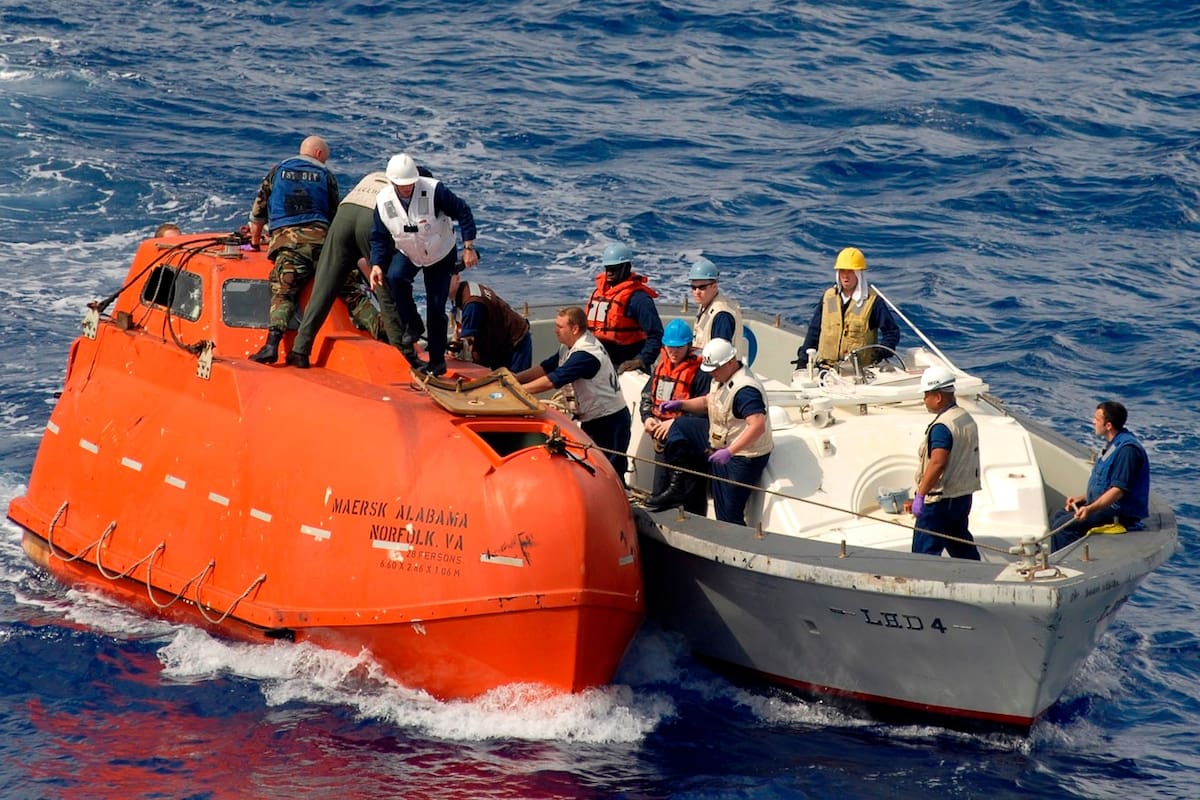 Un equipo de la marina de los Estados Unidos remolca el bote salvavidas del Maersk Alabama para ser procesado como evidencia luego del exitoso rescate del Capitán Phillips