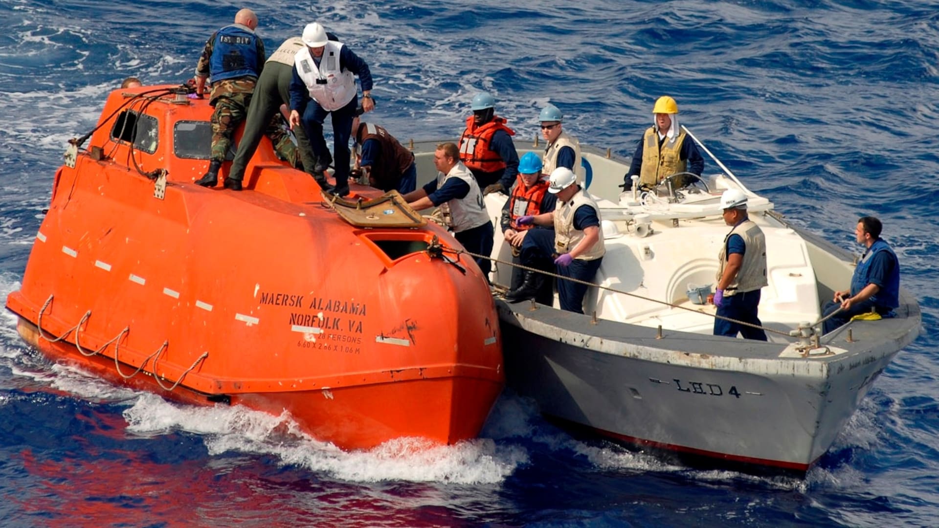 Un equipo de la marina de los Estados Unidos remolca el bote salvavidas del Maersk Alabama para ser procesado como evidencia luego del exitoso rescate del Capitán Phillips