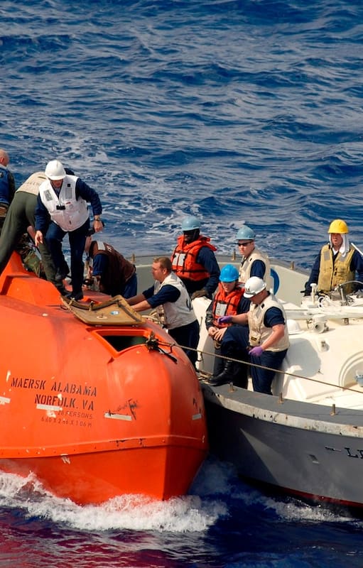 Un equipo de la marina de los Estados Unidos remolca el bote salvavidas del Maersk Alabama para ser procesado como evidencia luego del exitoso rescate del Capitán Phillips
