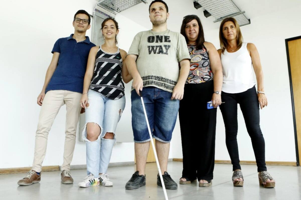 Un equipo de la Universidad de La Plata creó un bastón y anteojos con sensores infrarrojos para detectar obstáculos y humedad y alertar a su usuario